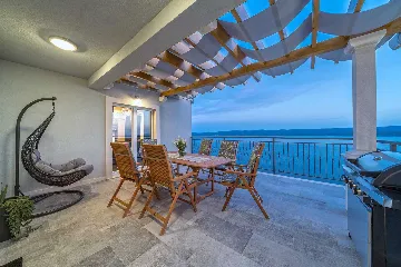 Villa with Heated Outdoor Pool in Mimice (6+2)