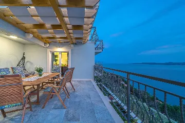 Villa with Heated Outdoor Pool in Mimice (6+2)