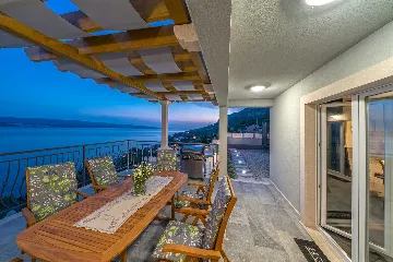 Villa with Heated Outdoor Pool in Mimice (6+2)