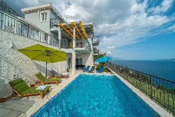 Villa with Heated Outdoor Pool in Mimice (6+2)