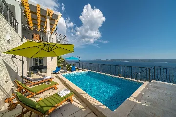 Villa with Heated Outdoor Pool in Mimice (6+2)