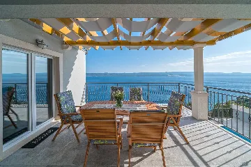 Villa with Heated Outdoor Pool in Mimice (6+2)