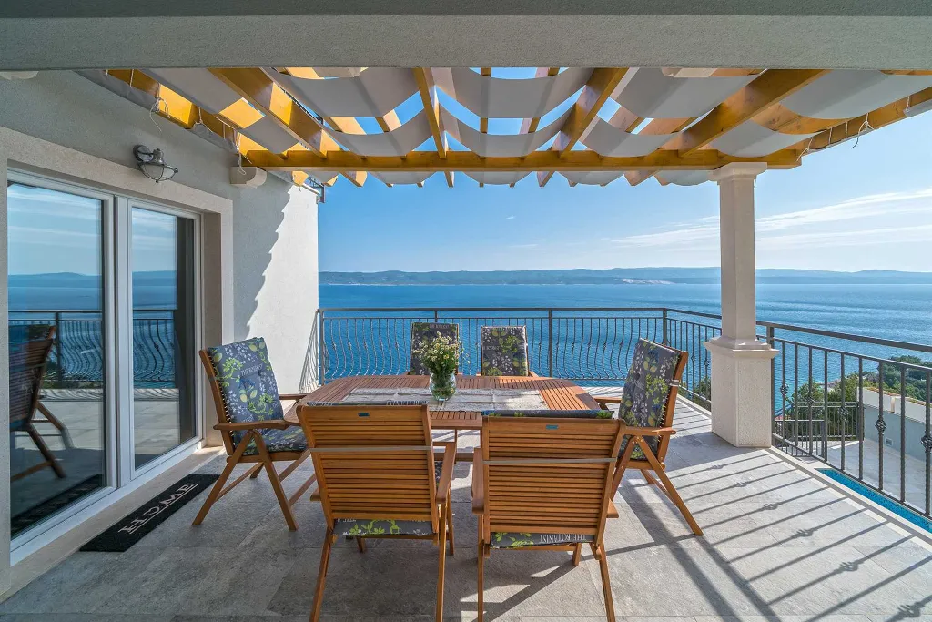 Villa with Heated Outdoor Pool in Mimice (6+2)