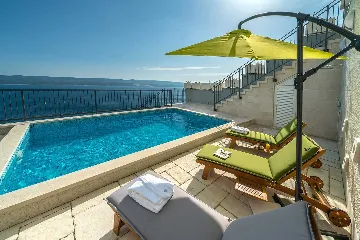 Villa with Heated Outdoor Pool in Mimice (6+2)