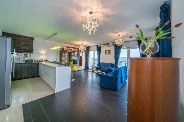 Villa with Heated Outdoor Pool in Mimice (6+2)