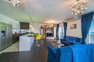 Villa with Heated Outdoor Pool in Mimice (6+2)