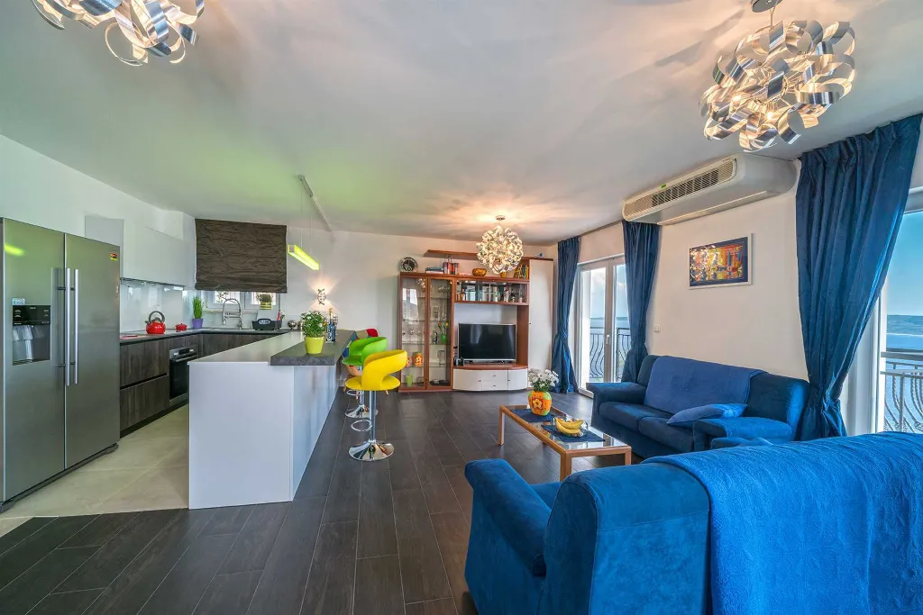 Villa with Heated Outdoor Pool in Mimice (6+2)