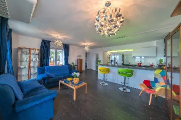 Villa with Heated Outdoor Pool in Mimice (6+2)