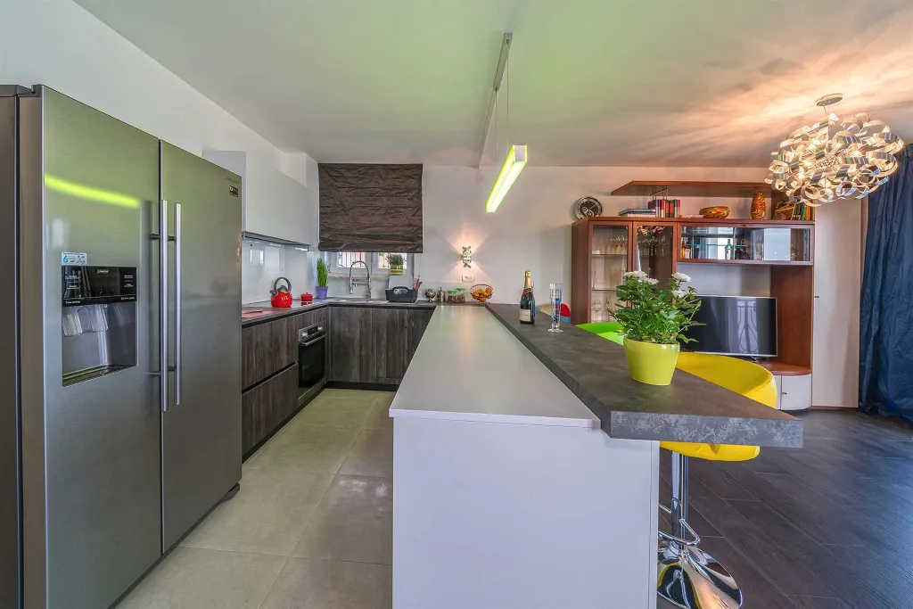 Villa with Heated Outdoor Pool in Mimice (6+2)