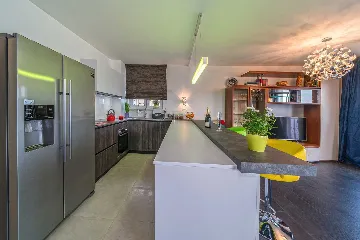 Villa with Heated Outdoor Pool in Mimice (6+2)