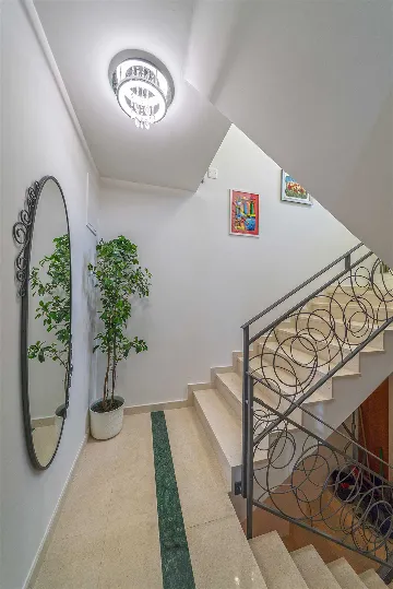 Villa with Heated Outdoor Pool in Mimice (6+2)