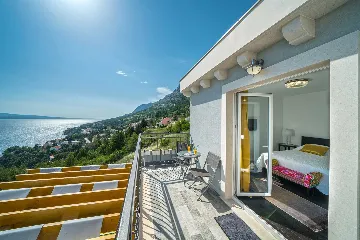 Villa with Heated Outdoor Pool in Mimice (6+2)