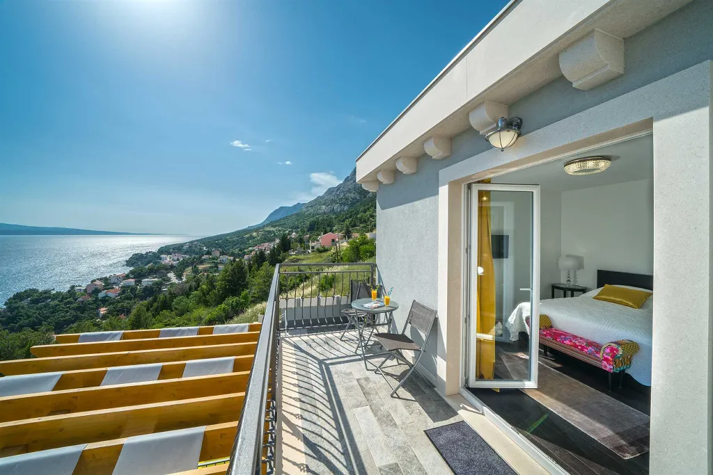 Villa with Heated Outdoor Pool in Mimice (6+2)