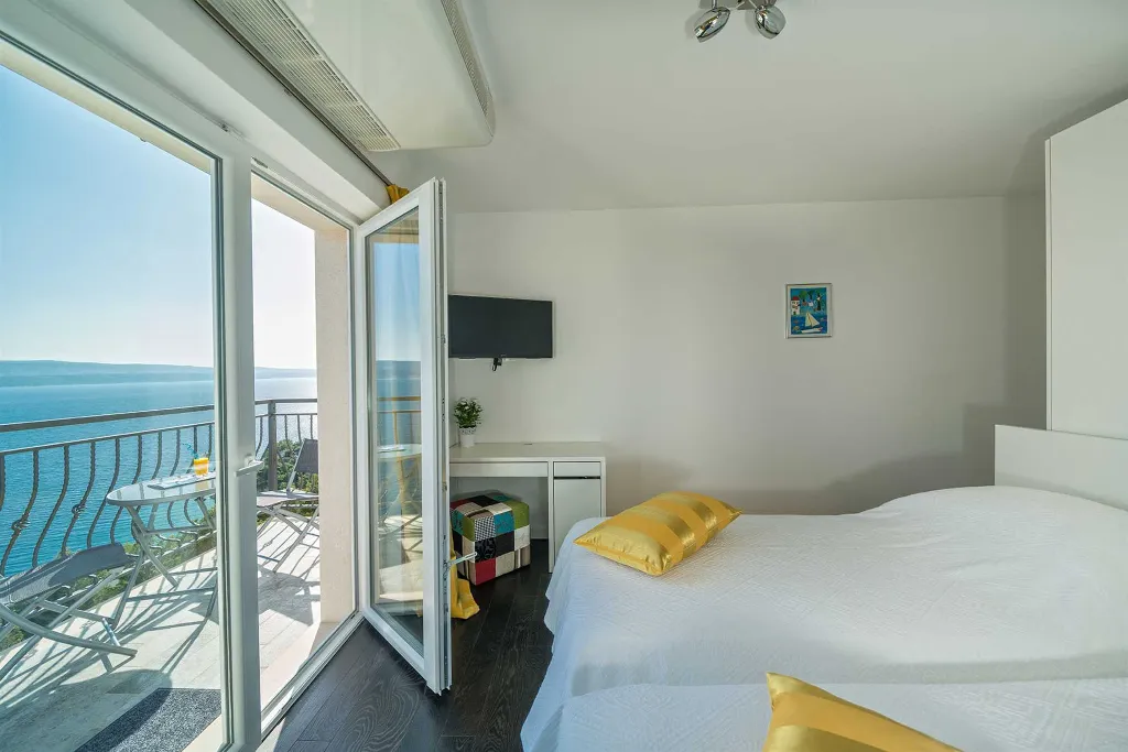 Villa with Heated Outdoor Pool in Mimice (6+2)