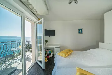 Villa with Heated Outdoor Pool in Mimice (6+2)