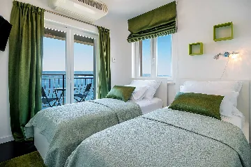 Villa with Heated Outdoor Pool in Mimice (6+2)