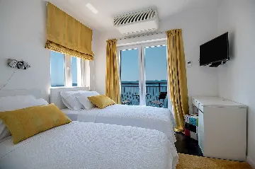 Villa with Heated Outdoor Pool in Mimice (6+2)