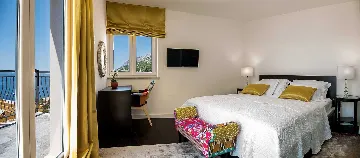 Villa with Heated Outdoor Pool in Mimice (6+2)