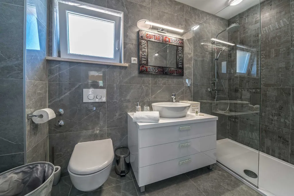 Villa with Heated Outdoor Pool in Mimice (6+2)