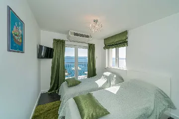 Villa with Heated Outdoor Pool in Mimice (6+2)