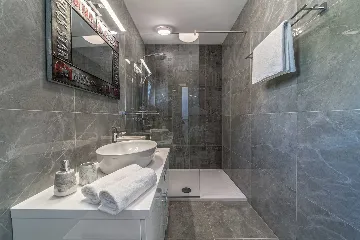 Villa with Heated Outdoor Pool in Mimice (6+2)