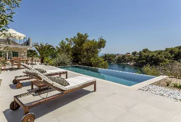 3-Bedroom Villa with Outdoor Pool in Sumartin