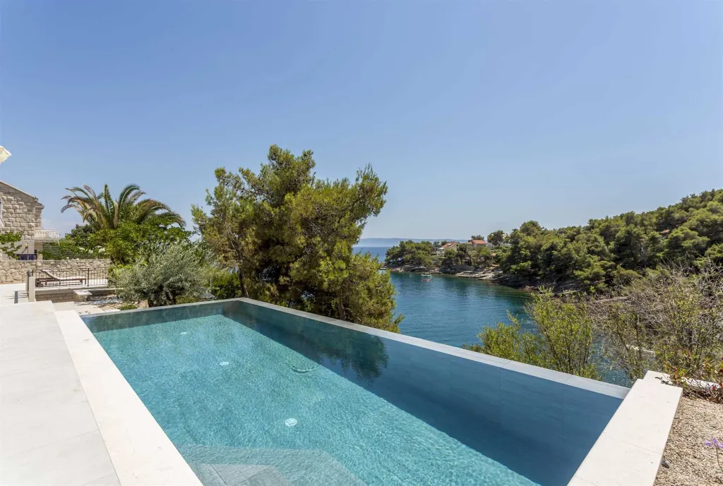 3-Bedroom Villa with Outdoor Pool in Sumartin