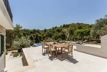 3-Bedroom Villa with Outdoor Pool in Sumartin