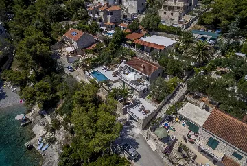 3-Bedroom Villa with Outdoor Pool in Sumartin