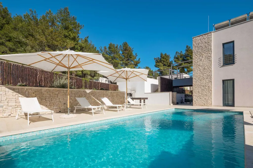 Milna 4-Bedroom Villa with Heated Pool