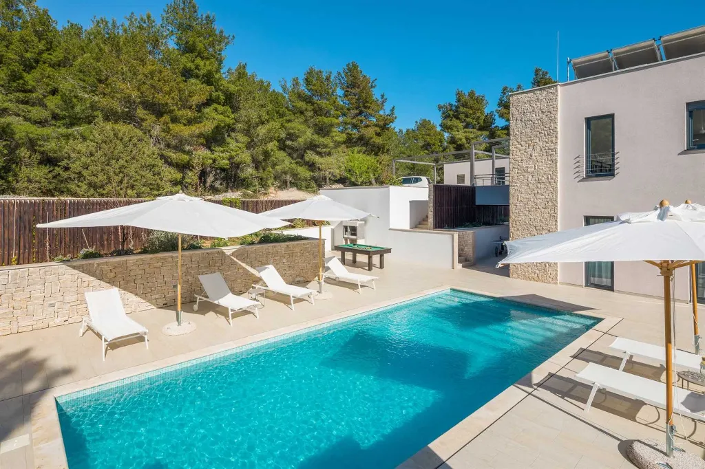 Milna 4-Bedroom Villa with Heated Pool