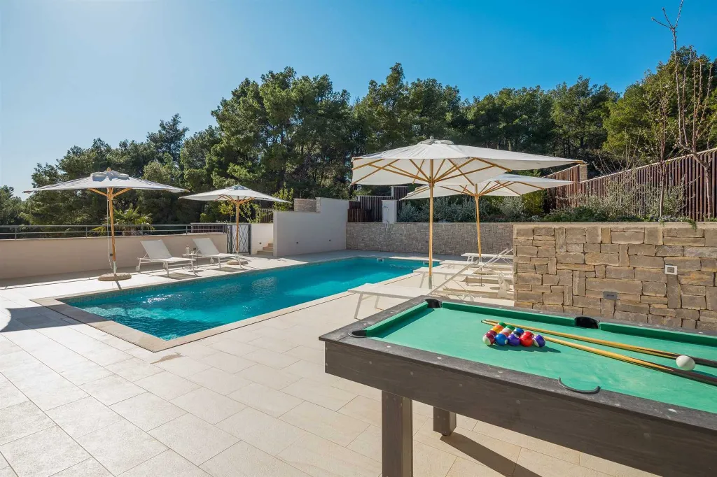 Milna 4-Bedroom Villa with Heated Pool