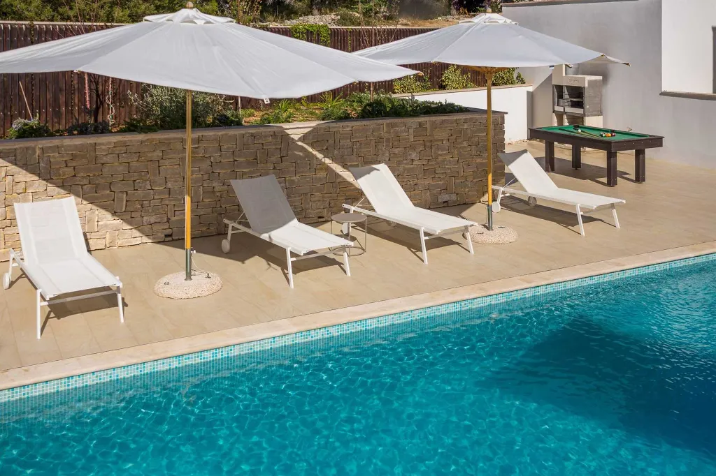 Milna 4-Bedroom Villa with Heated Pool