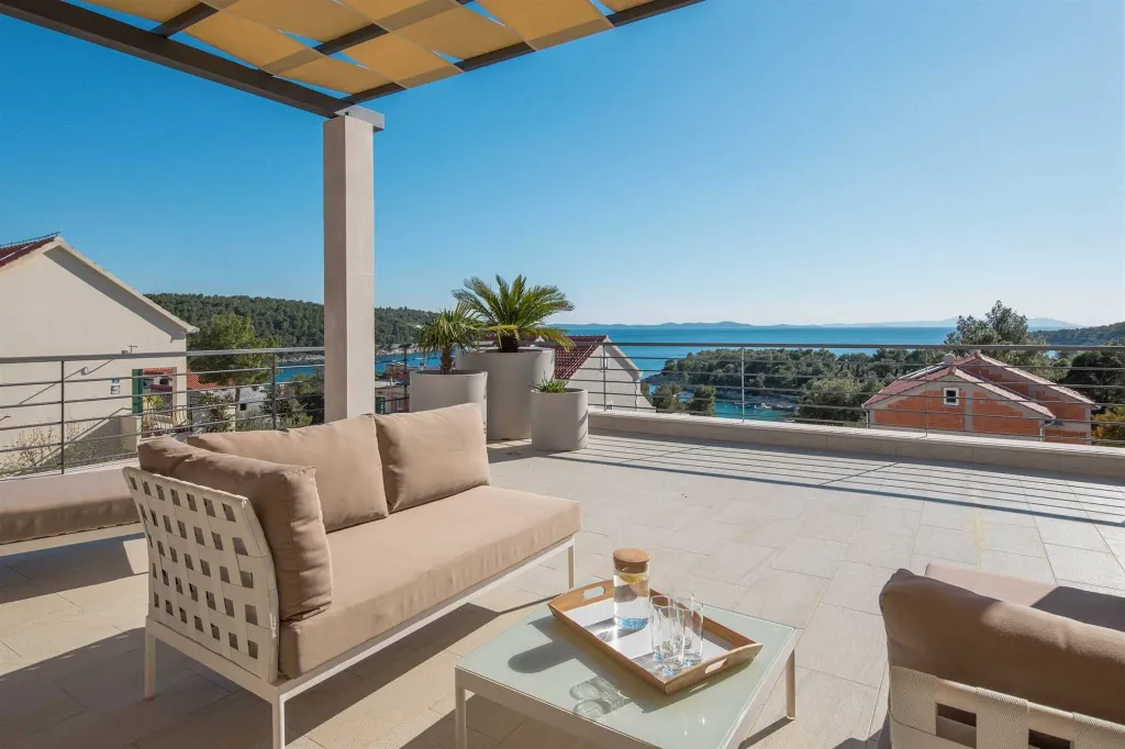 Milna 4-Bedroom Villa with Heated Pool