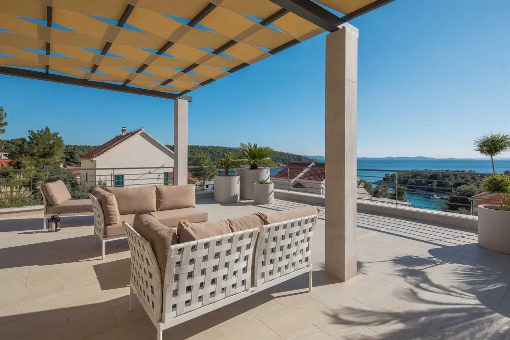 Milna 4-Bedroom Villa with Heated Pool