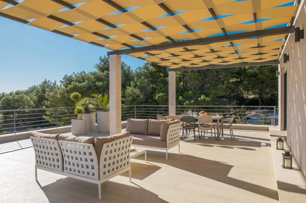 Milna 4-Bedroom Villa with Heated Pool