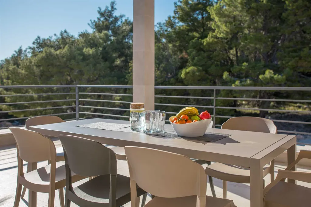 Milna 4-Bedroom Villa with Heated Pool