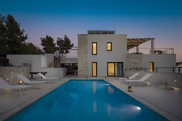 Milna 4-Bedroom Villa with Heated Pool