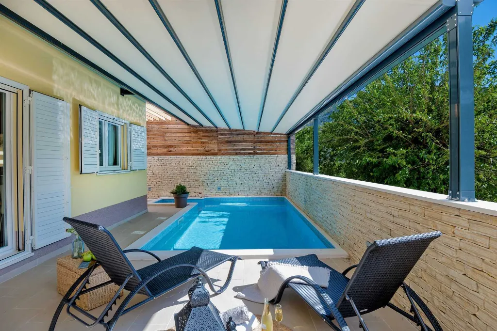 Split Villa in Zrnovnica with Heated Pool