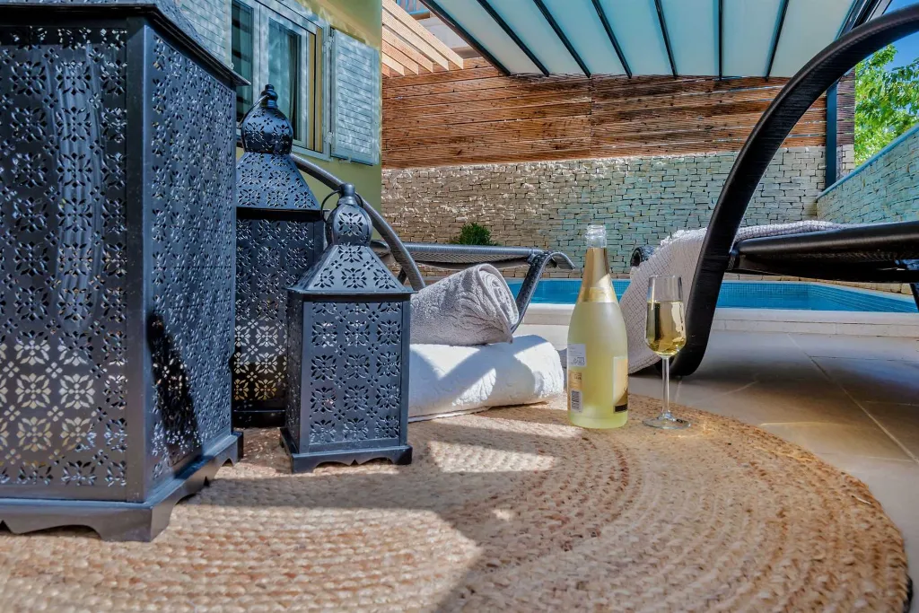 Split Villa in Zrnovnica with Heated Pool