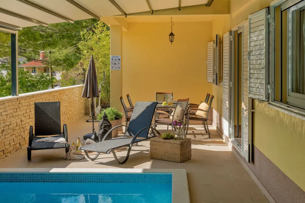 Split Villa in Zrnovnica with Heated Pool