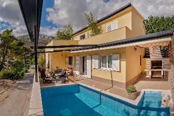 Split Villa in Zrnovnica with Heated Pool
