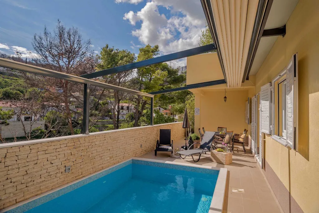 Split Villa in Zrnovnica with Heated Pool