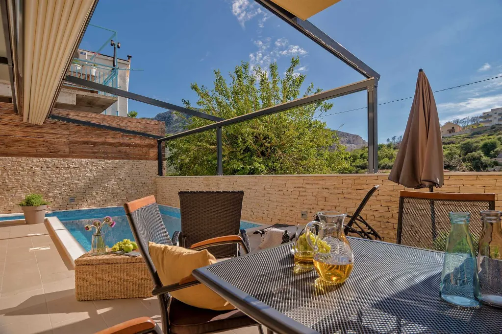 Split Villa in Zrnovnica with Heated Pool