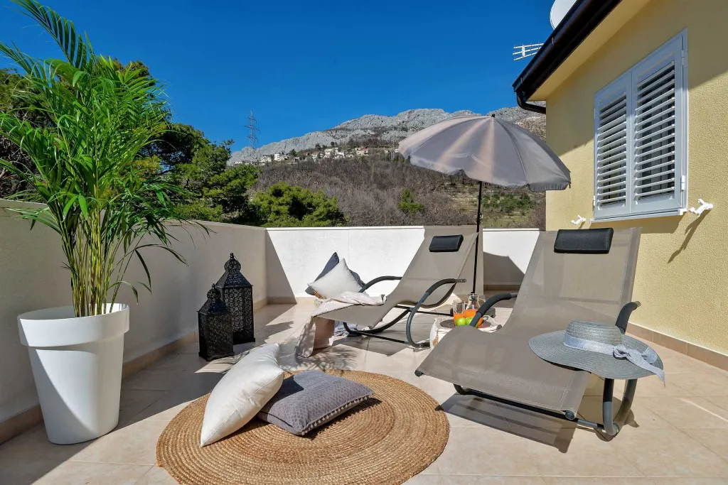 Split Villa in Zrnovnica with Heated Pool