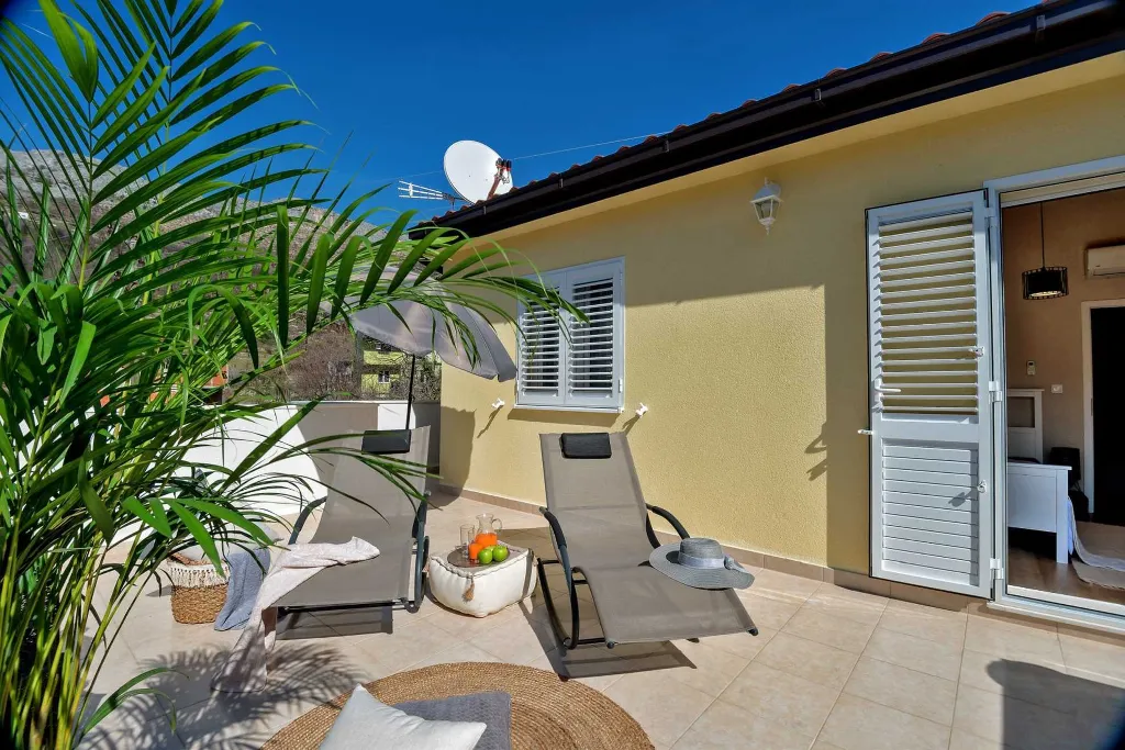 Split Villa in Zrnovnica with Heated Pool