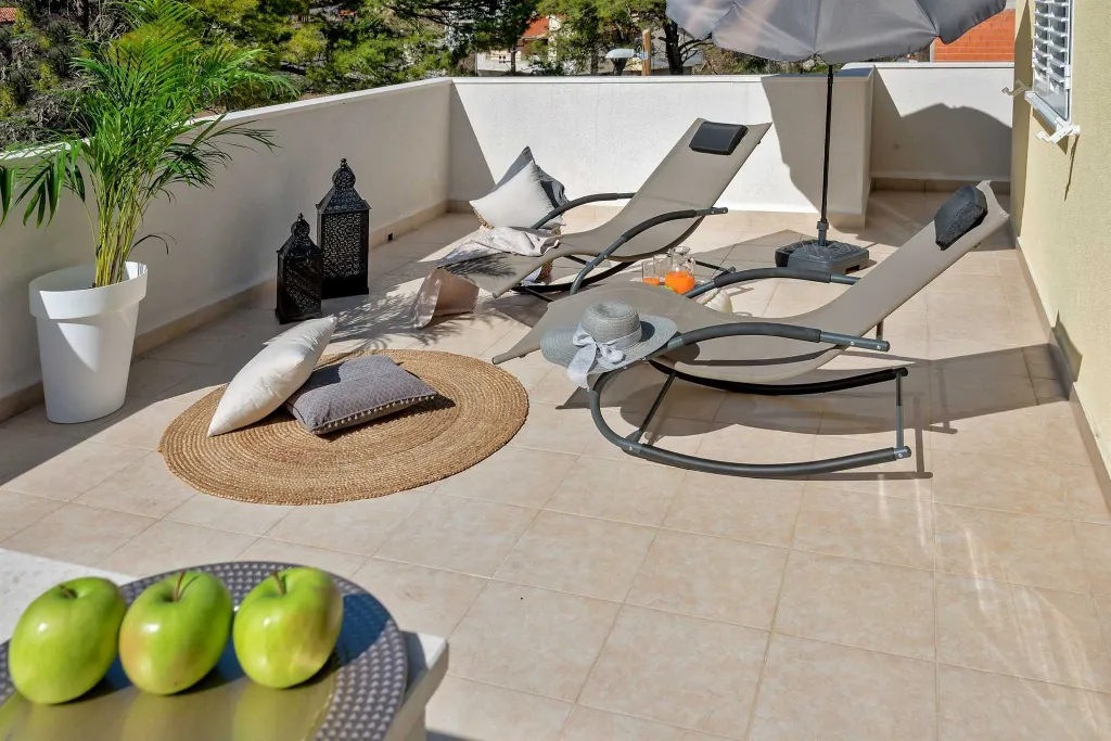 Split Villa in Zrnovnica with Heated Pool