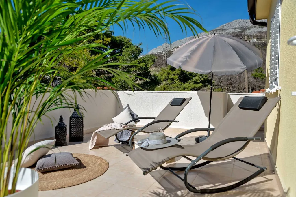Split Villa in Zrnovnica with Heated Pool