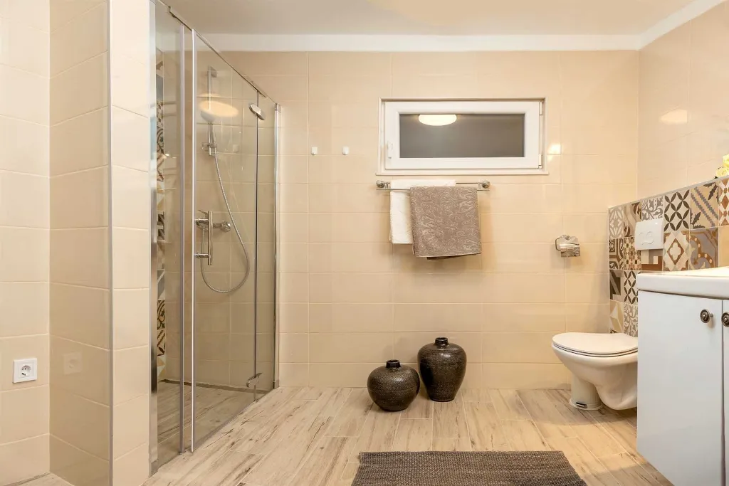Split Villa in Zrnovnica with Heated Pool