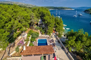 Milna Villa for 10–15 Guests with Heated Pool